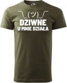 Koszulka dla programisty z zabawnym nadrukiem Dziwne u mnie działa kolor militarny
