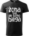 Koszulka z zabawnym nadrukiem dla biegacza Żona bije ale wolno biega kolor czarny
