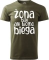 Koszulka z zabawnym nadrukiem dla biegacza Żona bije ale wolno biega kolor militarny