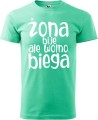 Koszulka z zabawnym nadrukiem dla biegacza Żona bije ale wolno biega kolor miętowy
