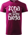 Koszulka z zabawnym nadrukiem dla biegacza Żona bije ale wolno biega kolor malinowy
