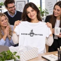 Koszulka damska z nadrukiem najpierw kawa potem pytania modelka otrzymuje prezent