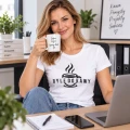 Koszulka byle do kawy modelka w koszulce pije kawę w biurze