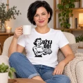 Koszulka damska z nadrukiem użyj go mózg na modelce modelka pije kawę w domu