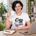 Koszulka damska z nadrukiem użyj go mózg na modelce modelka pije kawę w biurze
