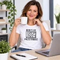 Koszulka damska z nadrukiem mam plan przetrwać na modelce modelka pije kawę w pracy
