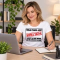 Koszulka damska z napisem moja praca jest ściśle tajna na modelce która pracuje