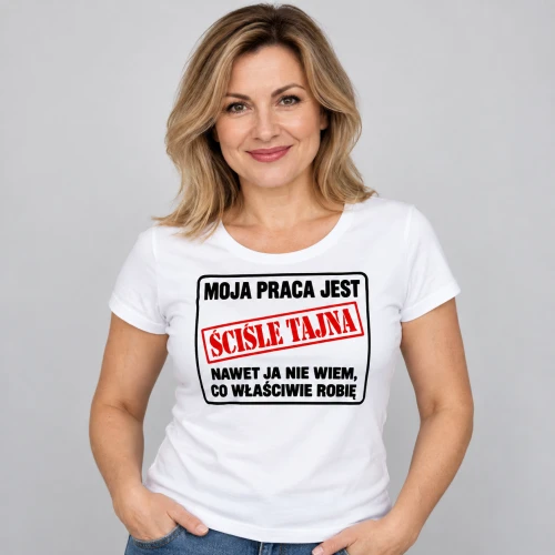 Koszulka damska z napisem moja praca jest ściśle tajna na modelce