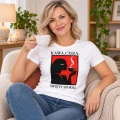 koszulka damska z nadrukiem kawa cisza święty spokój na modelce która pije kawę w domu