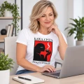 koszulka damska z nadrukiem kawa cisza święty spokój na modelce która pracuje w biurze