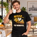 Koszulka dla pszczelarza z nadrukiem bzzz to robota na modelu model pije kawę w domu