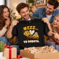 Koszulka dla pszczelarza z nadrukiem bzzz to robota mężczyzna otrzymuje koszulkę na prezent