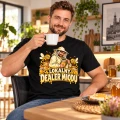 Koszulka dla pszczelarza lokalny dealer miodu na modelu mężczyzna pije kawę