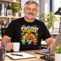Koszulka dla pszczelarza z nadrukiem „Pszczoły dzwonią muszę iść" na modelu model siedzi w pracy
