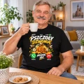 Koszulka dla pszczelarza z nadrukiem „Pszczoły dzwonią muszę iść" na modelu model siedzi w domu